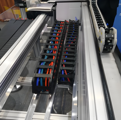 Flexible cable carrier, hydraulic hose energy chain, cable tray and cable guide chain for industrial automation. Protect cables and hoses on reciprocating machinery. Factory customizable sizes, PA66 nylon and metal options.